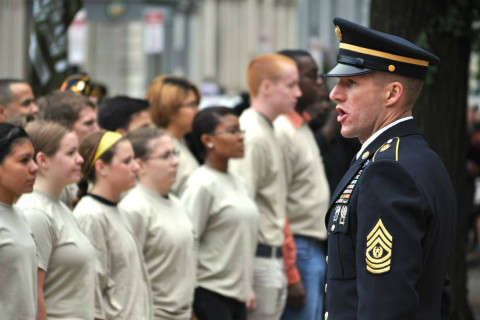 Цэрэгт алба хаах хүсэлтэй залуус цөөрсөн тул АНУ-ын арми урамшууллаа $10,000-аар нэмэгдүүлжээ