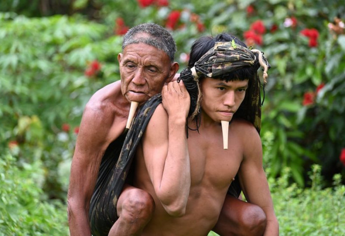 Вакцинжуулалтад хамрагдахаар яваа Амазоны уугуул иргэдийг харуулсан гэрэл зургийн түүх