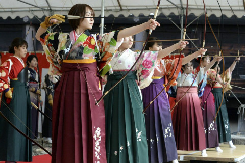 Өчигдөр Японд 1,000 эмэгтэй сур харваж өрсөлджээ