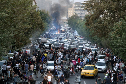 Иранд иргэдийн тэмцэл өргөжиж, эрх баригчид Тегеран хотын интернэт сүлжээг хаажээ