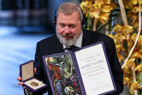 Оросын сэтгүүлч Украины хүүхдүүдэд туслах зорилгоор Нобелийн шагналын медалиа зарж байна