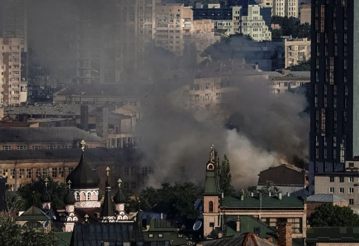 Их Долоогийн уулзалт эхэлсэнтэй зэрэгцэн Оросын арми Киев хотыг бөмбөгдөв