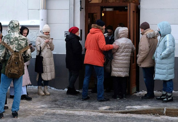 Оросууд сөрөг хүчний нэр дэвшигч Борис Надеждинийг дэмжихээр урт дараалалд зогсож байна