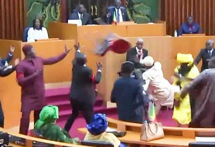 Хөл хүнд нэгнээ өшиглөсөн Сенегалын парламентын гишүүд зургаан сарын хорих ялаар шийтгүүлэв