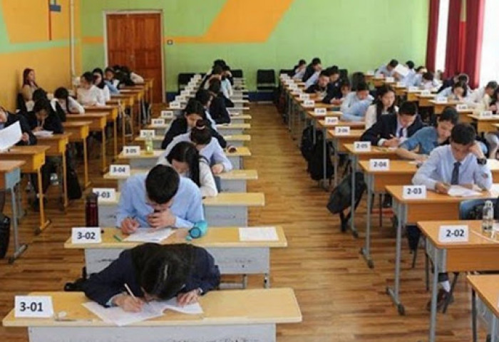 ЭЕШ: Өнөөдөр Монгол Улсын түүх, Англи хэлний хичээлийн шалгалттай