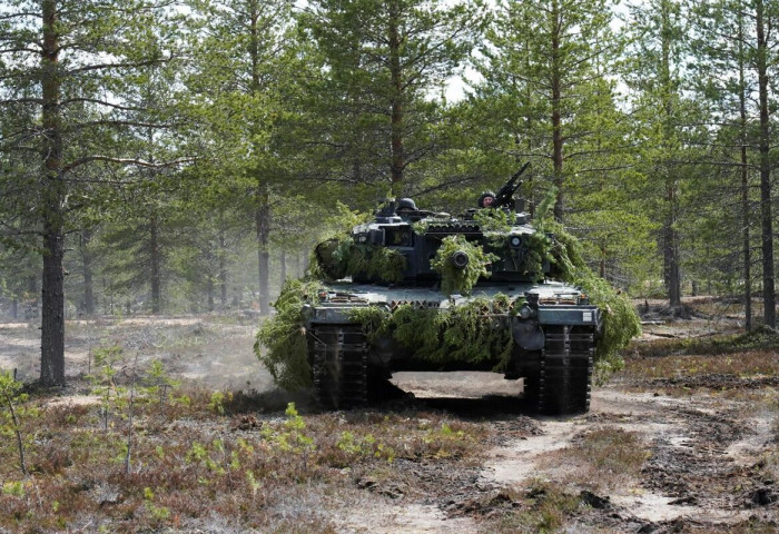 ОХУ-ын батлан хамгаалахын сайд устгасан Leopard 2 танкийн оронд тракторын зураг үзүүлжээ