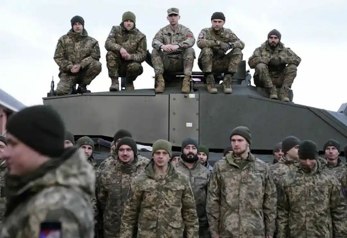 Challenger 2 танкийг эзэмших сургалтаа дуусгасан Украины армийн цэргүүд Британиас эх орондоо буцжээ
