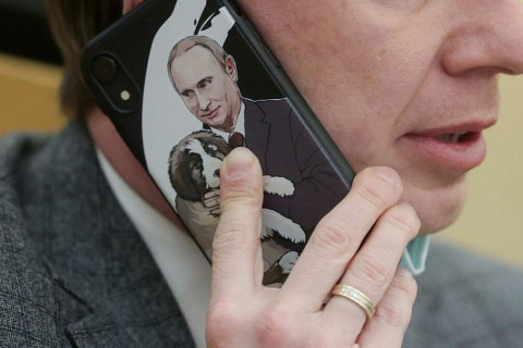 Кремлийн захиргаа энэ сард багтаан iPhone-оос салахыг албан хаагчдадаа даалгажээ
