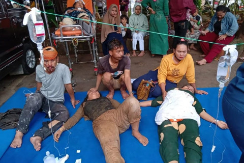 Индонез улсад газар хүчтэй хөдөлсний улмаас 162 хүн амиа алдав