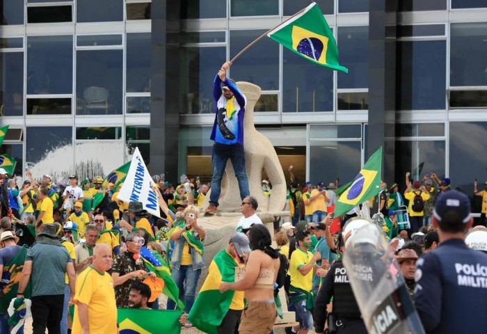 Бразилын хуучин ерөнхийлөгчийг дэмжигчид конгрессын ордноо эзэлжээ
