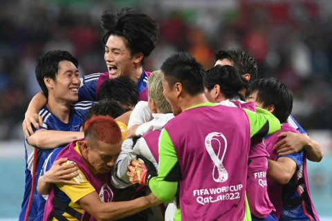 Европын хоёр хүчирхэг багийг хожсон Японы шигшээ баг шөвгийн 16-д шалгарч үлдлээ
