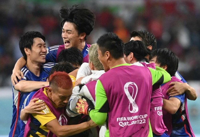 Европын хоёр хүчирхэг багийг хожсон Японы шигшээ баг шөвгийн 16-д шалгарч үлдлээ