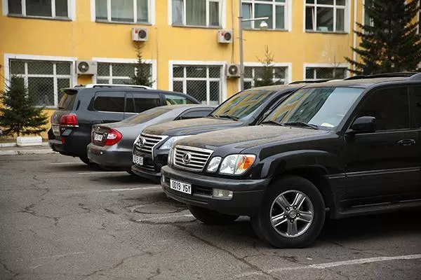 Төрийн албаны автомашиныг таних тэмдэгтэй болгож, ард биднийхээс ялгаж өгнө үү