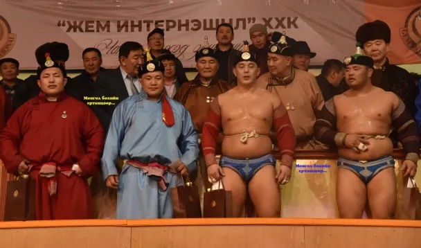 Харцагуудын наадамд харцагууд өнгөллөө