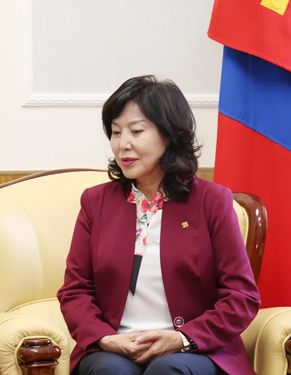 БАЙГАЛЬД ХОРТОЙ НӨЛӨӨ ҮЗҮҮЛЖ БАЙГАА ҮЙЛДВЭРҮҮДИЙГ ХОТООС ГАРГАХ АЖИЛД ДЭЛХИЙН БАНКТАЙ ХАМТАРНА