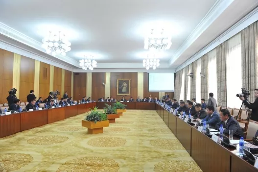 Аймгуудын засаг дарга нар ярьж байна
