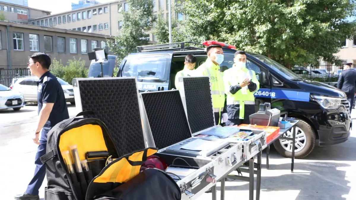 Шүүхийн шинжилгээний үндэсний төвд тусгай тоноглол бүхий автомашинуудыг хүлээлгэн өглөө
