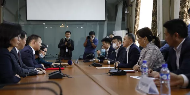 Намууд нэр дэвшигчдийн баримт бичгээ сонгуулийн хороонд ирүүллээ