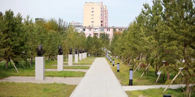 Богд хааны дурсгалын цэцэрлэгт хүрээлэнтэй боллоо