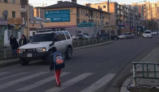 Гарцаар гарч явсан 5,9 настай хүүхдүүдийг мөргөснөөс нэг нь амиа алдлаа