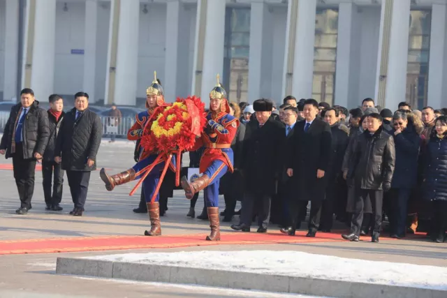 Д.Сүхбаатарын хөшөөнд цэцэг өргөж, хүндэтгэл үзүүллээ