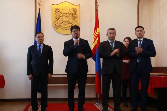 Төрийн дээд одон, медаль гардууллаа