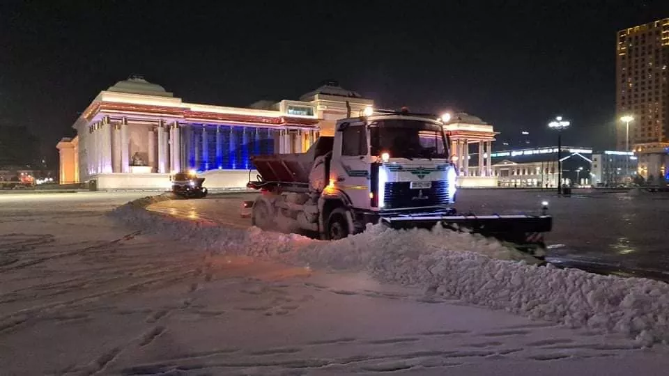 Нийтийн эзэмшлийн зам талбайд 285 тонн давс, тусгай зориулалтын бодис цацжээ