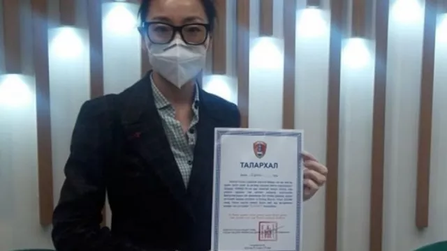 ӨвөрМонголчуудын төлөөлөл Х.Цанаа 40 сая төгрөгийн хандив өргөлөө