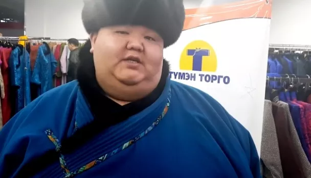 Ноён Бондгор ээжүүдэд дээл бэлэглэнэ