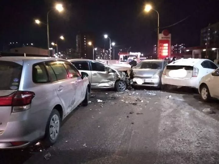 СЭРЭМЖЛҮҮЛЭГ: Согтуу жолооч таван автомашинтай мөргөлдсөн осол гарчээ