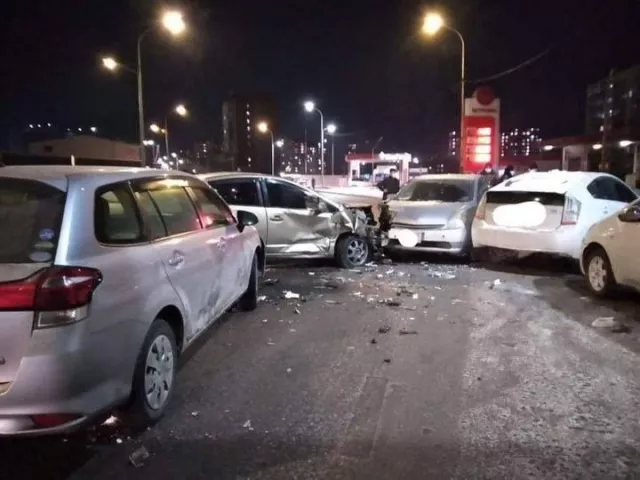СЭРЭМЖЛҮҮЛЭГ: Согтуу жолооч таван автомашинтай мөргөлдсөн осол гарчээ