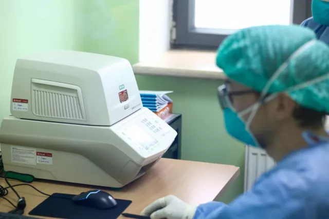 ЭМЯ-аас Баянгол дүүргийн ЭМТ-д PCR шинжилгээний лабораторийг байгууллаа