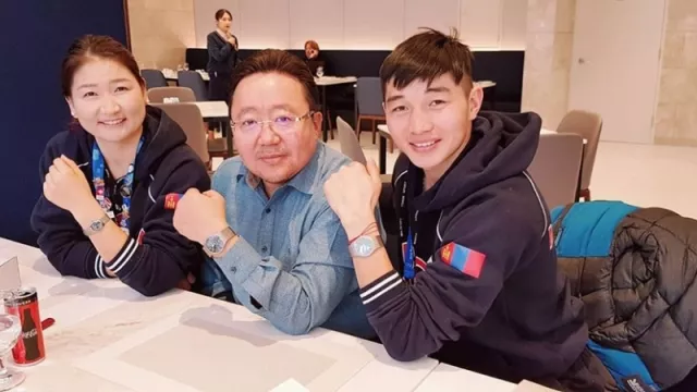 Дөрөв дэх Ерөнхийлөгч Ц.Элбэгдорж хоёр цаначиндаа бугуйн цаг бэлэглэв