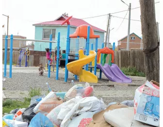 Гэрийнхээ гадна тоглож байсан бага насны 3 хүүхэд сураггүй болжээ