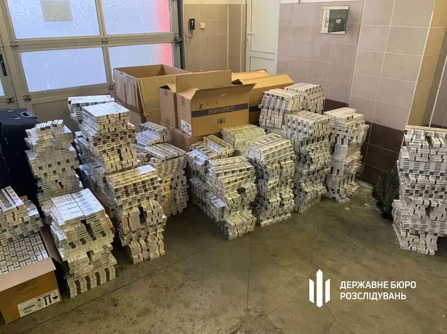 Польшийн хилээр их хэмжээний алт, тамхи нэвтрүүлэхийг завдсан Украины дипломатчид баривчлагджээ