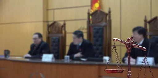 Бичлэг нь задарсан шүүгчид найзууд болсон ТҮҮХ 