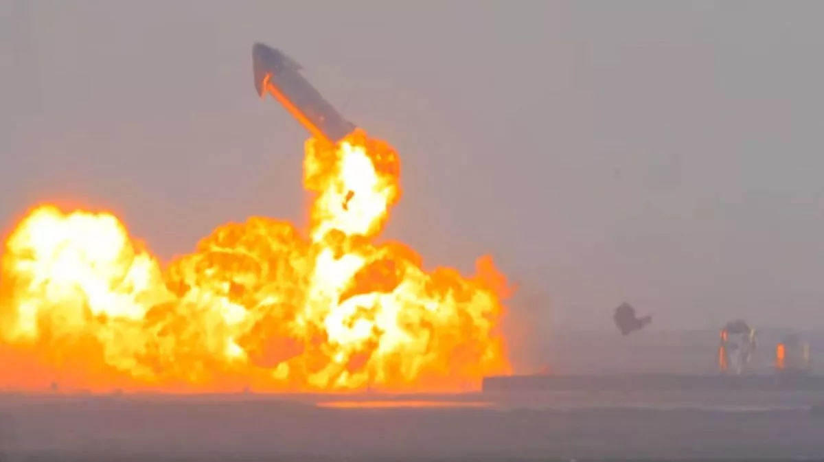 Ангарагт хүн төрөлхтнийг хүргэх  SpaceX компанийн туршилтын пуужин газардсаныхаа дараа дэлбэрчээ