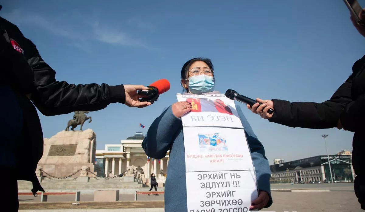 Хүүхдээ асардаг ээжүүдийг "ажилгүй" хэмээсэн Ерөнхий сайдыг эсэргүүцэж жагслаа