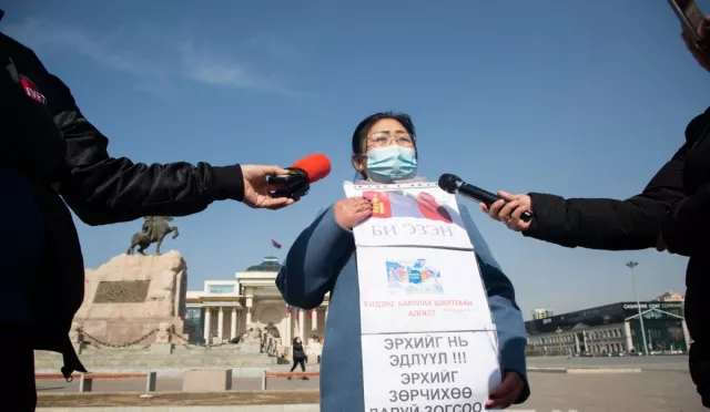 Хүүхдээ асардаг ээжүүдийг "ажилгүй" хэмээсэн Ерөнхий сайдыг эсэргүүцэж жагслаа