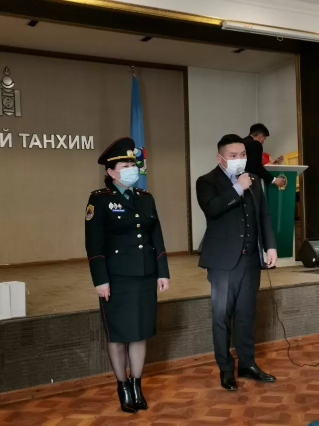 НИТХ-ын төлөөлөгч З.Төмөртөмөө болон Л.Ариунтуяа нар бэлтгэл болон ахмад дайчдын төлөөлөлд хүндэтгэл үзүүллээ