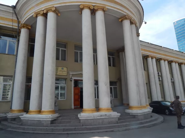 ГАДААДАД ХАР ТАМХИ ЗӨӨДӨГ ДИПЛОМАТУУД МОНГОЛД БААР, БУУДЛУУДААР ХОНОГЛОЖ ЯВНА!