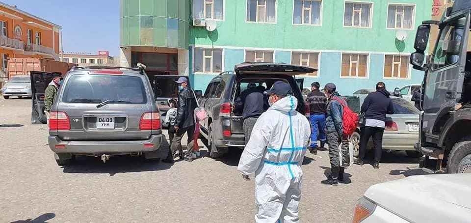 Өмнөговьд хулгайн замаар очсон 33 иргэнийн саатуулан тусгаарлажээ