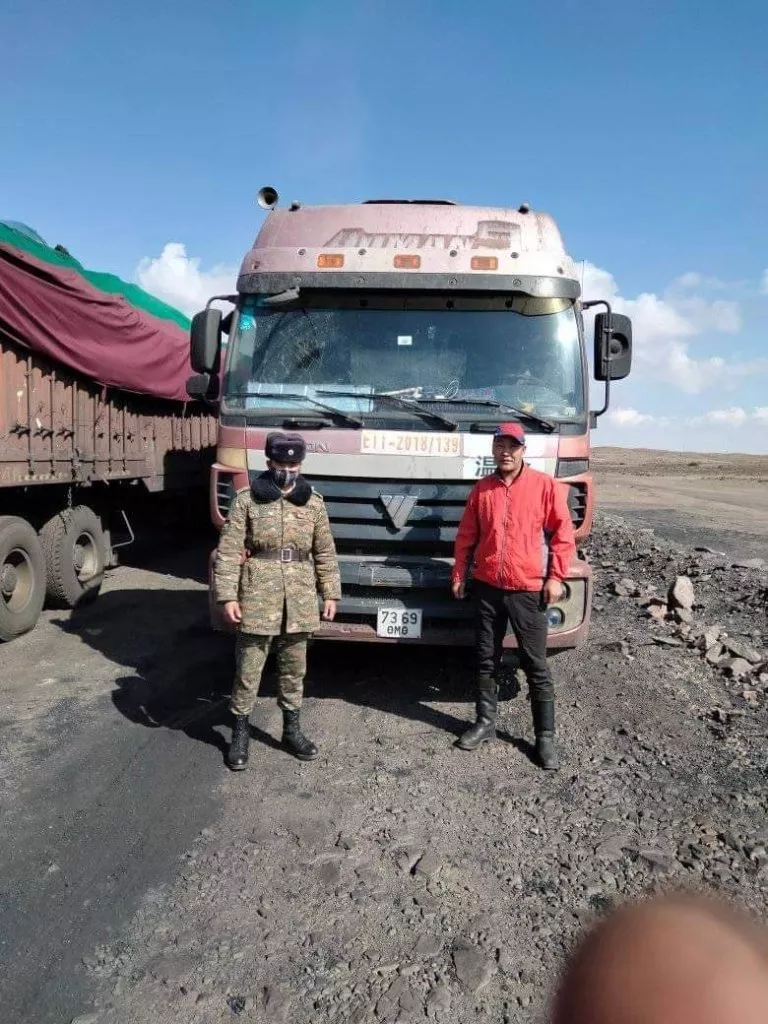 САЙН МЭДЭЭ: Хилийн цэрэг нэгэн жолоочийг галын аюулаас аварчээ