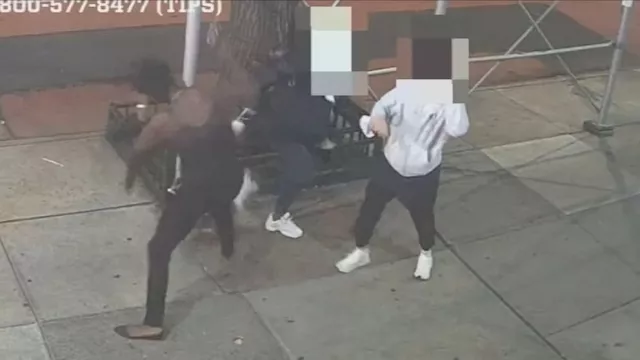 ВИДЕО: Алх барьсан өнгөт арьст эмэгтэй Ази эмэгтэйчүүд рүү халджээ