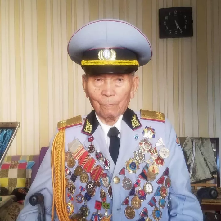 Ахмад дайчин 100 настайгаа золголоо