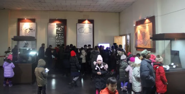 ҮЗМЭРИЙН БОЛООД ҮЗЭГЧДИЙН ТОО НЬ УРВУУ ХАМААРАЛТАЙ ҮНДЭСНИЙ МУЗЕЙНУУД