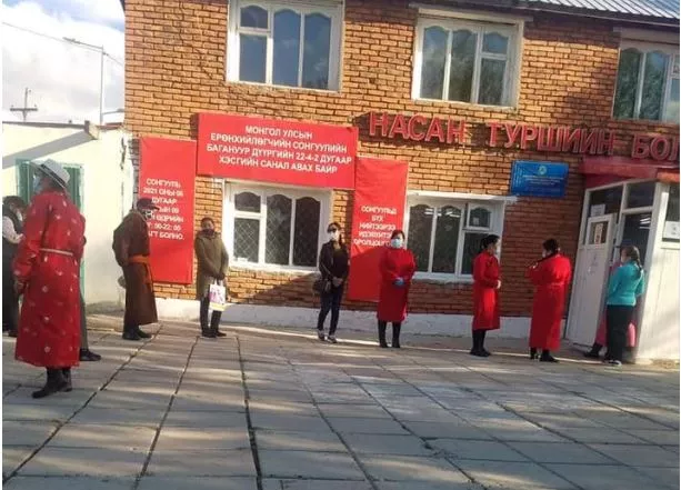 Багануурын МАН-ын гишүүд улаан дээлээр ижилсэн саналаа өгч байна