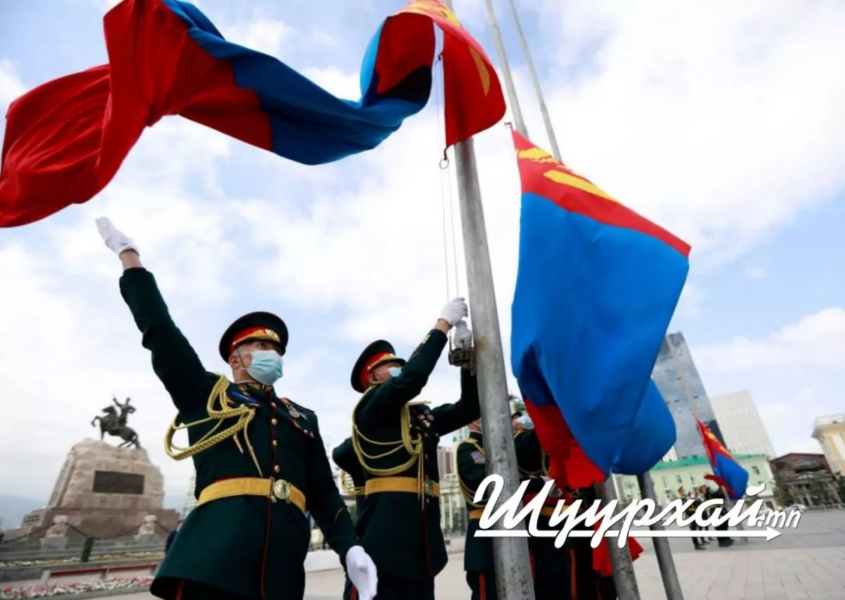 ФОТО: Ерөнхийлөгчийн тангараг өргөх ёслолд зориулж төрийн далбааг Сүхбаатарын талбайд мандууллаа