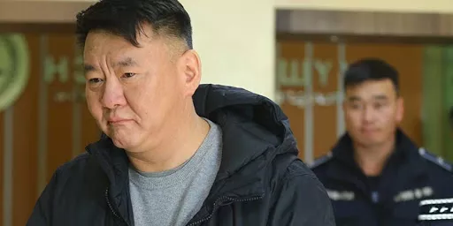 "Ахыг минь зодоод алчихсан хүн өршөөгдөөд гараад ирдэг гэнэ ээ. Тэвчээр тасарч байна"