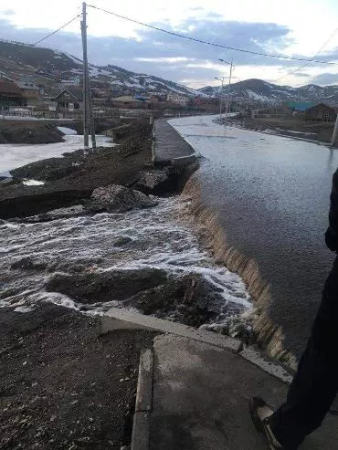 Бэлхээс Сэлх хүрэх замд шар усны үер бууж, нийтийн тээврийн хөдөлгөөнийг түр хязгаарлалаа
